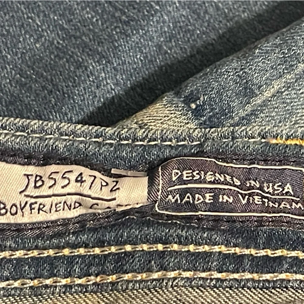 NWT Miss Me Women’s Boyfriend Capri Medium Wash Blue Jeans Size 25‎